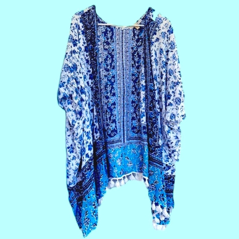 WOMENS MIAMI BOHEMIAN STYLE SHAWL BLUE AND WHITE WITH FRINGE SIZE SMALL/MEDIUM